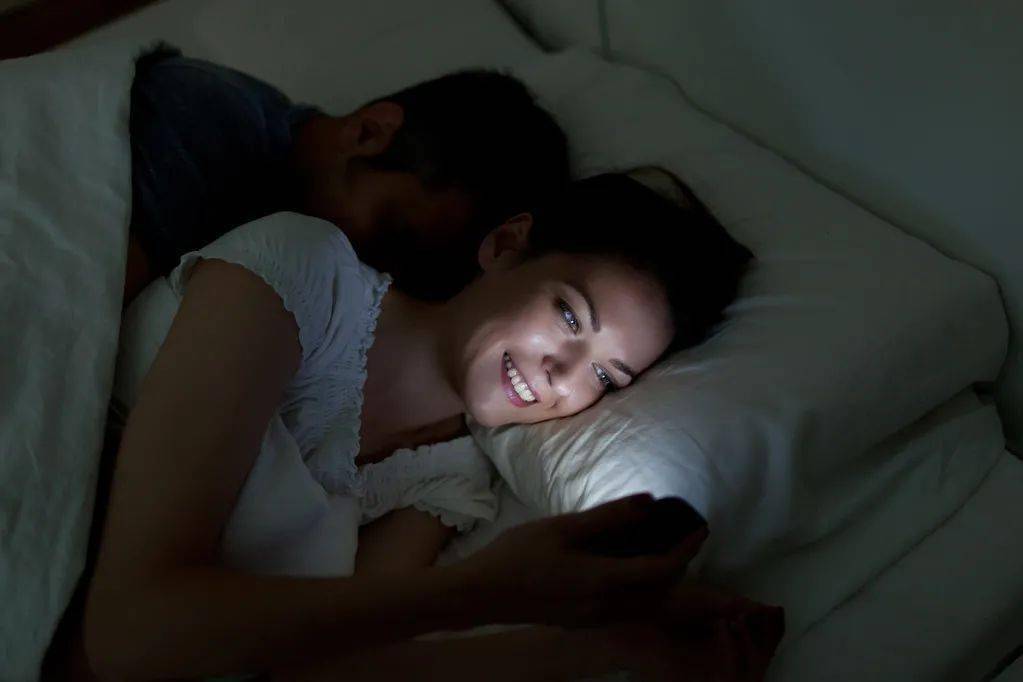 华为手机卡不能放
:睡觉时，手机究竟能不能放床头？