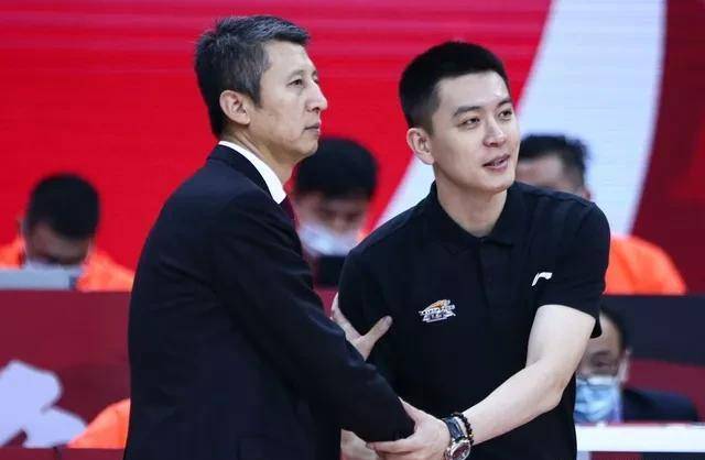 为什么会有苹果11简配版:掌握郭艾伦使用说明书的人，不是他老叔，而是杨鸣！