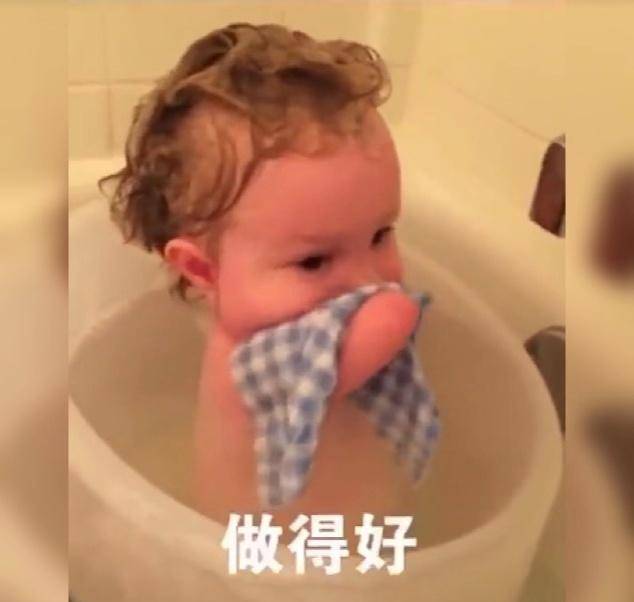 苹果教育版转赠他人
:有缺陷的宝宝在妈妈指导下洗澡走红，网友鼓励：沙子进眼睛里面了