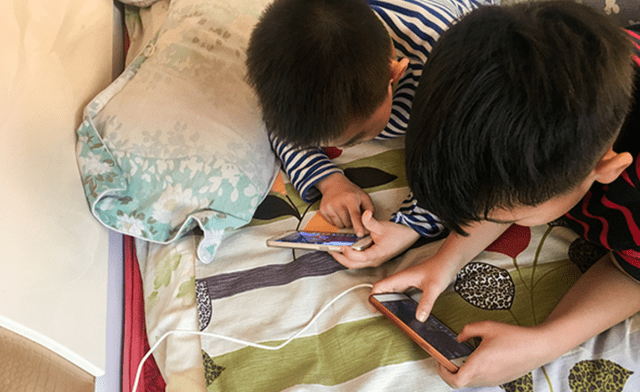 苹果版捣蛋鹅攻略:妈妈帮孩子玩游戏，孩子考年级第一？休闲游戏让代沟烟消云散！