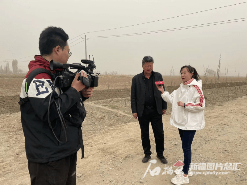 手机新浪网:石榴云携手全国百家媒体 带网友围观新疆棉花播种“科技范儿”