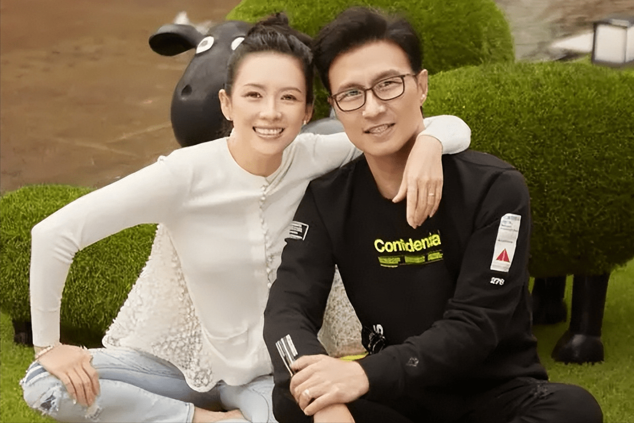 周一围还没亲，章子怡就张开嘴、伸直腿，难怪网友对朱丹操碎了心